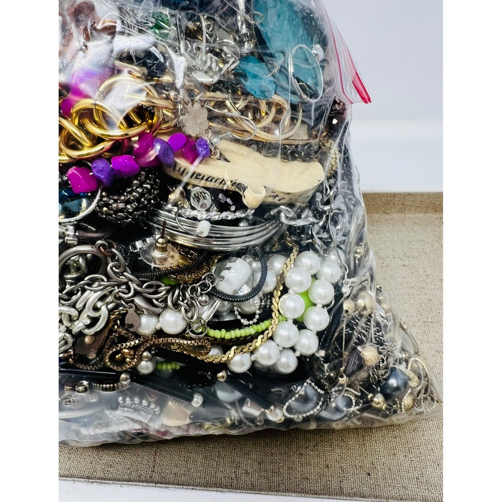 Vintage & Modern Gold & Silver Tone Mixed Metal Scrap/Wear Jewelry lot 9lbs - Picture 16 of 16